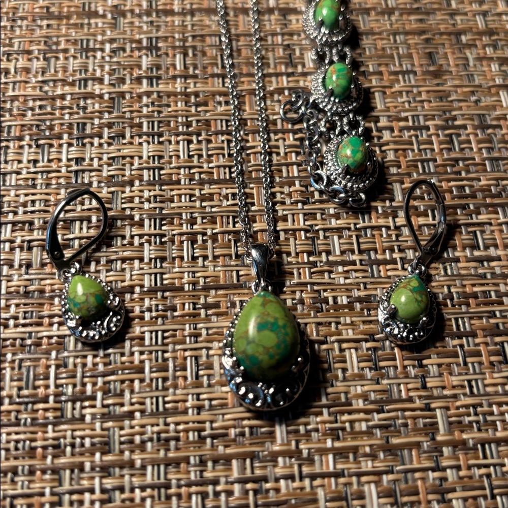 Green Turquoise Jewelry Set with Silver Accents - Picture 4 of 4